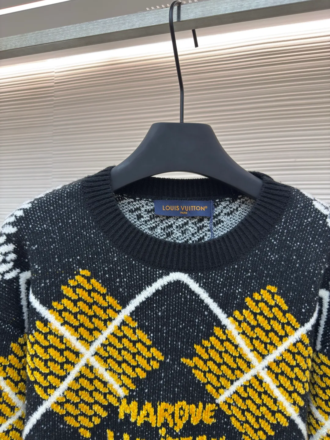 LOUIS VUITTON checkerboard checkered knitted sweater ●Authentic product: Purchased and developed for 14800 ●Item number: 1680234-B70 ●Fabric: wool blended fabric ●Technology: knitted ●Version: loose fit ●Weight: about 770 grams ●Size: XS-S-M-L ●Description: The white yarn is 50 wool special loop yarn, the black yarn is 28 count double-ply 50 wool blended yarn, the yellow yarn is 50 wool chenille, artificially finely patterned on the board, and the imported Stoll five-knitting machine is used to make the entire three-color sesame base jacquard process on the board. It is knitted using the latest wool-hanging machine. The newly knitted garment has many knots. It can be matched with the same style to create a fashionable look, and can be used in various occasions. It has customized accessories and complete three standards. It is the same style for men and women!